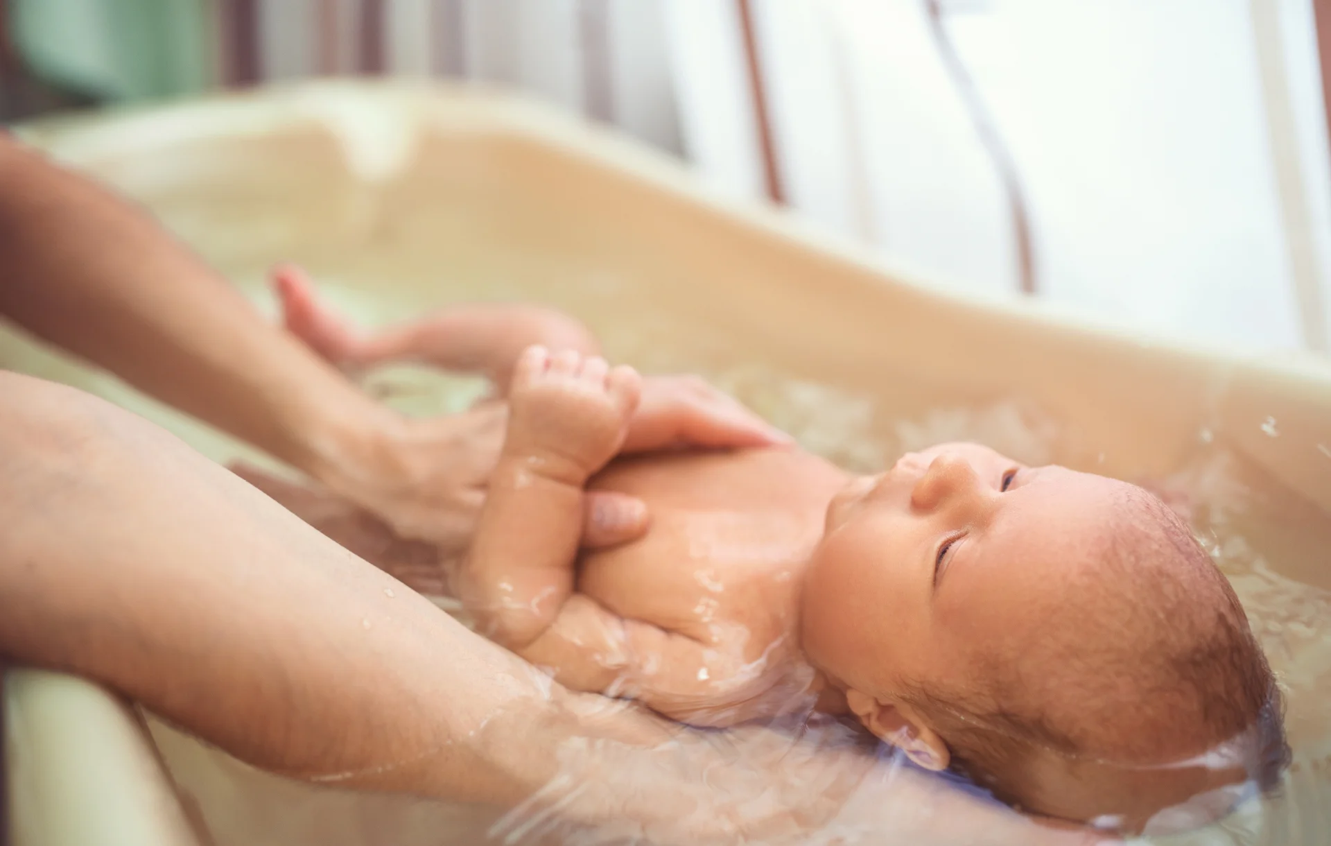 Das neugeborene Baby richtig waschen & pflegen